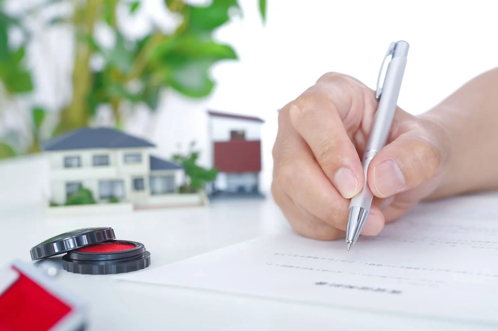 difference between co signer and guarantor on a lease